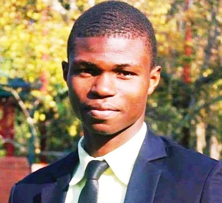 CI: jeune entrepreneur, comment Koffi « crée » chaussures, sacs et tissus avec des feuilles d’ananas