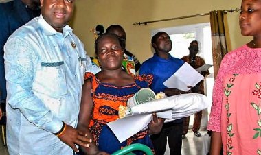 Côte d’Ivoire (Iffou-Agriculture) : le député Olivier Akoto offre des kits à 20 associations féminines   